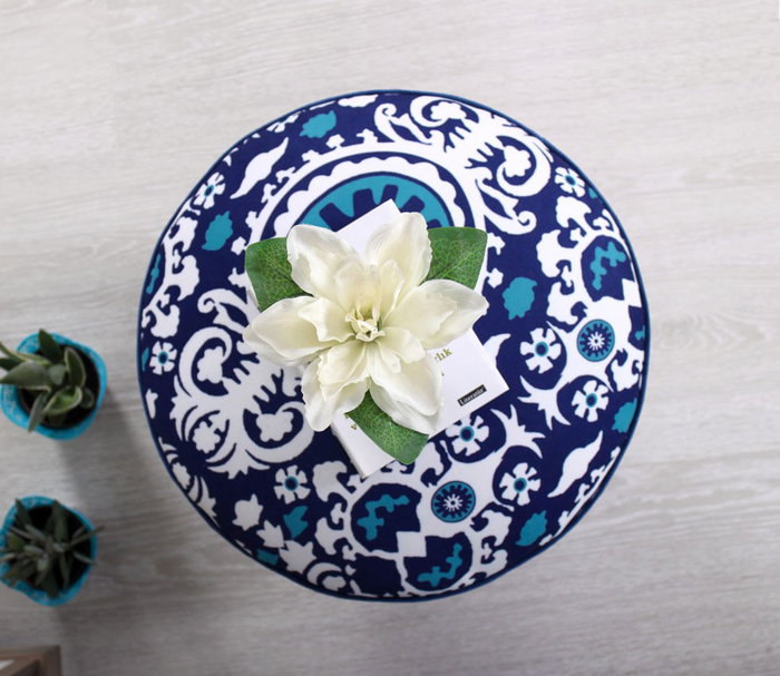 Atelier Del Sofa Puf Tradicional de Damasco Azul y Blanco